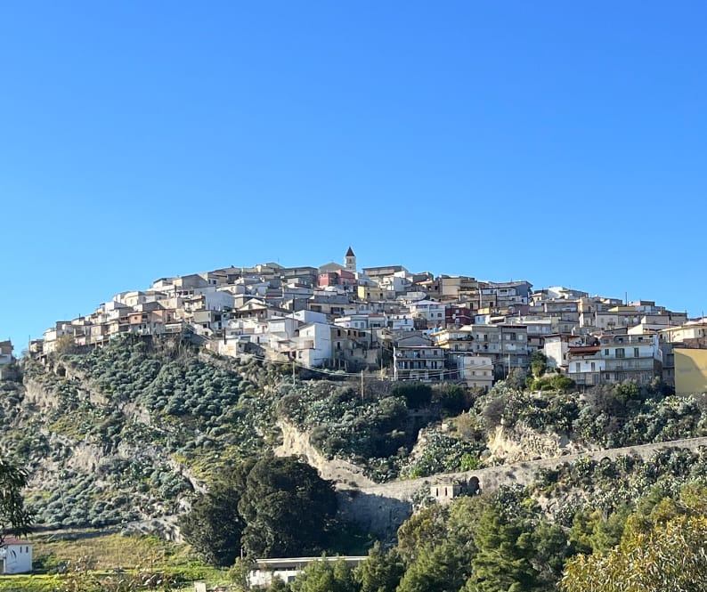 BELVEDERE SPINELLO CASABONA ROCCA DI NETTO SCANDALE